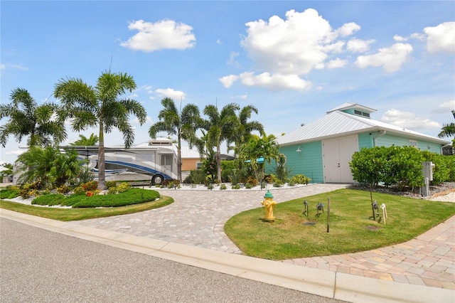 view of front of home featuring a front yard