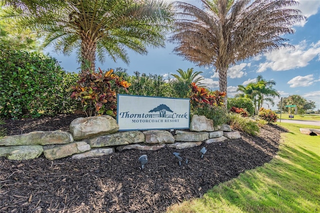 view of community / neighborhood sign