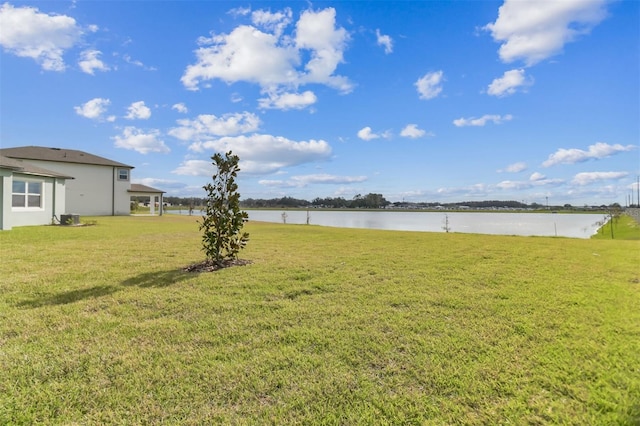 view of yard featuring a water view