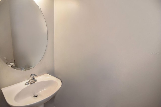 bathroom featuring a sink