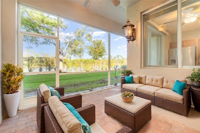 sunroom with ceiling fan