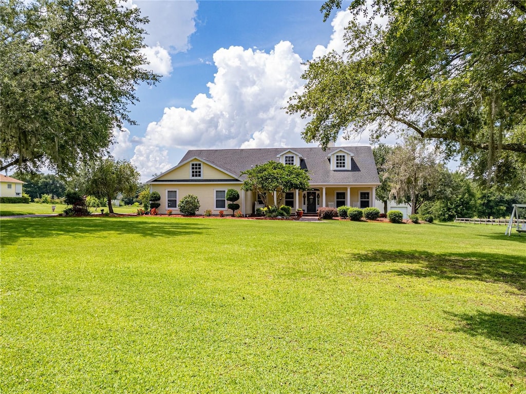 view of front of property featuring a front yard