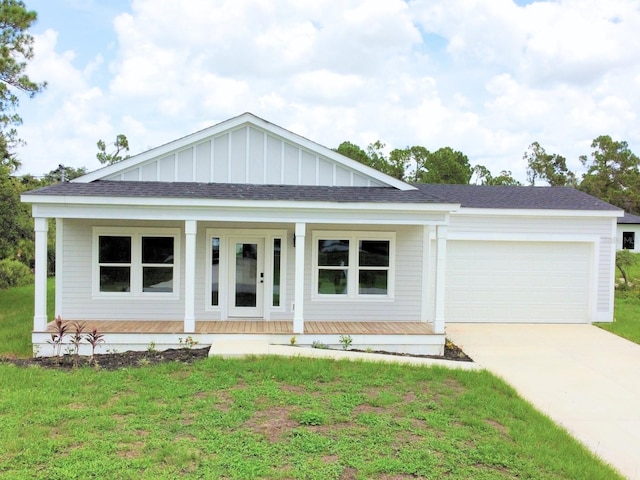 view of front facade featuring a front yard and a garage