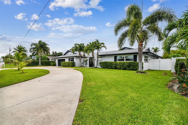 ranch-style house featuring a front yard