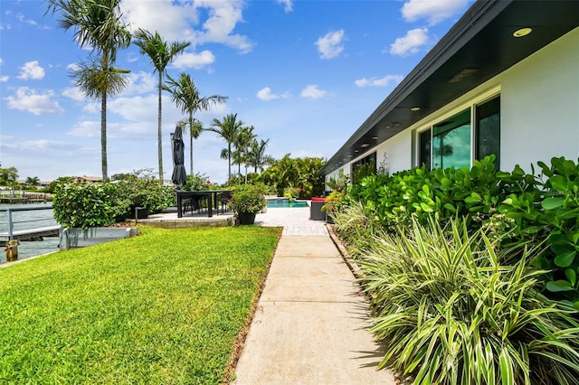 view of yard featuring a patio