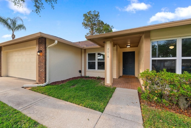 2618 Crestfield Dr, Valrico, FL 33596 - entrance to property with stucco siding, a garage, and concrete driveway