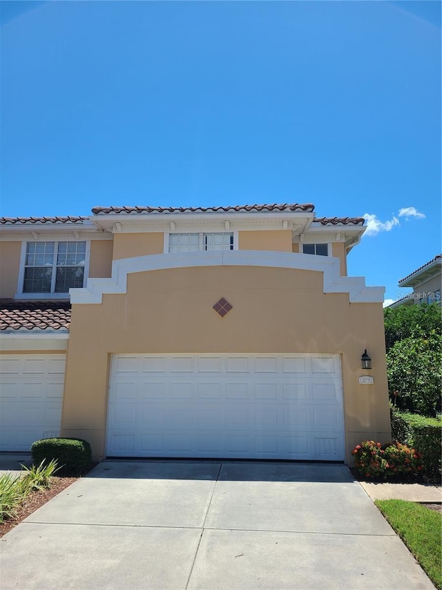 view of front facade featuring a garage