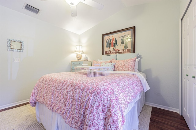 bedroom with ceiling fan, a closet, wood-type flooring, and vaulted ceiling