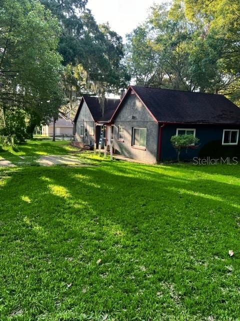 view of front of property featuring a front yard