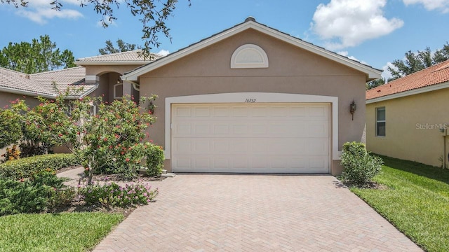 view of front facade featuring a garage