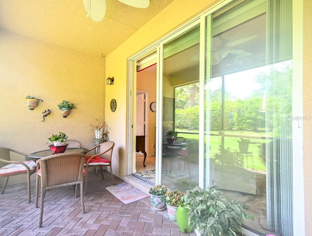 sunroom with ceiling fan