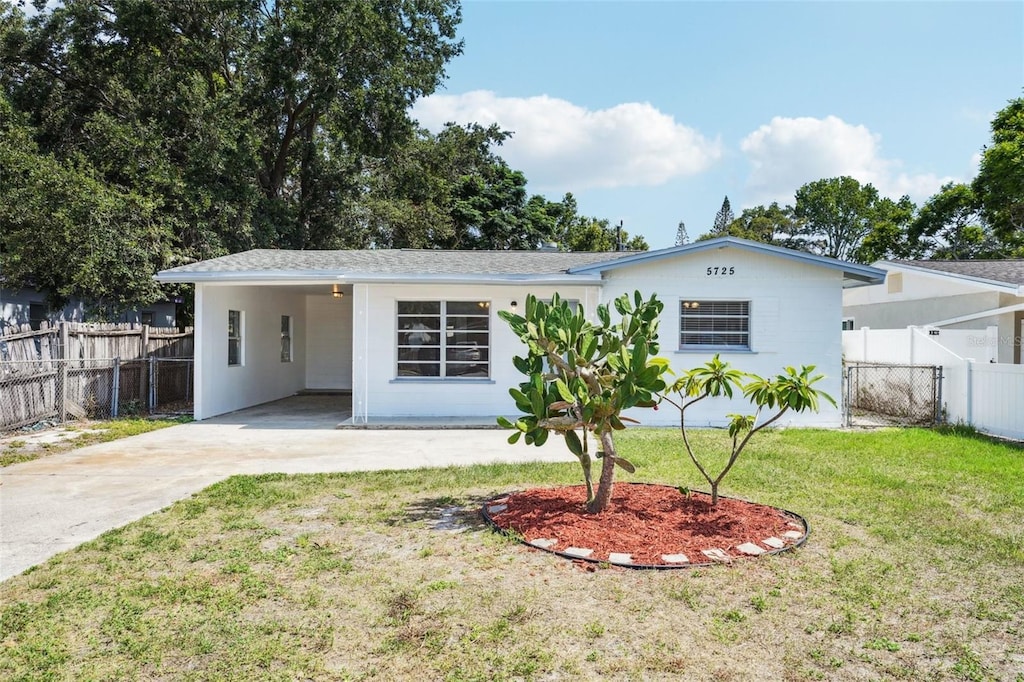 view of front of home featuring a carport and a front yard