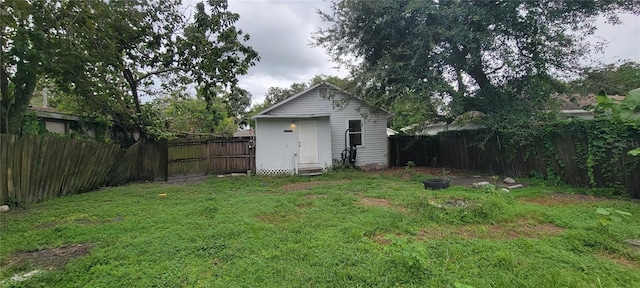 view of yard with an outbuilding