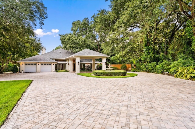 view of front facade featuring a garage