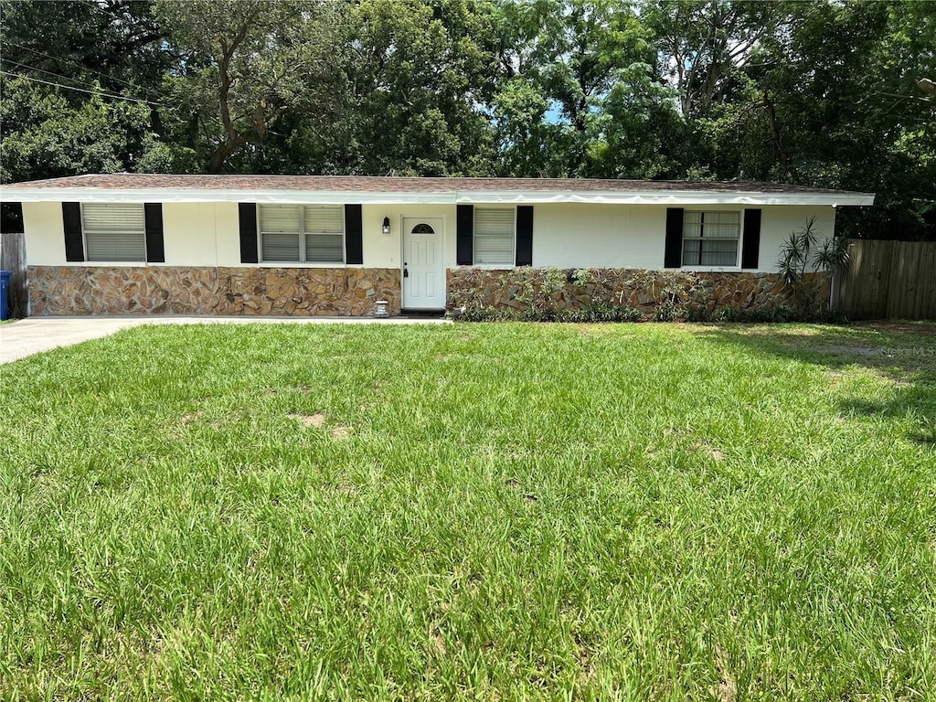 ranch-style home with a front lawn