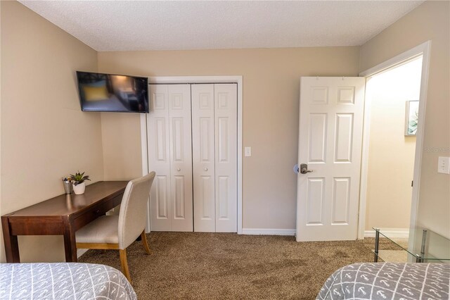 bedroom featuring carpet flooring, a textured ceiling, and a closet