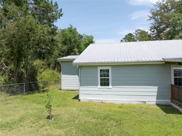 view of side of property featuring a lawn