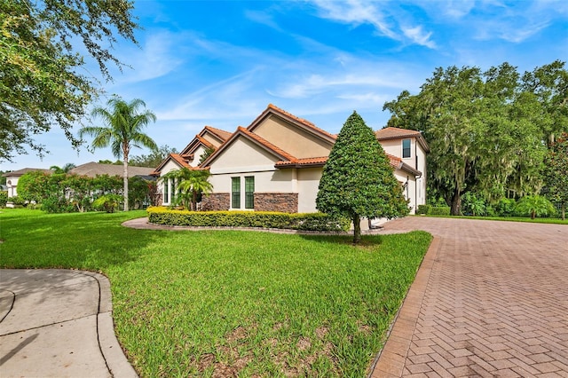 view of front of property featuring a front lawn