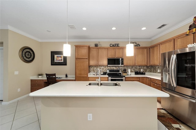 kitchen featuring sink, stainless steel appliances, an island with sink, decorative light fixtures, and light tile patterned floors