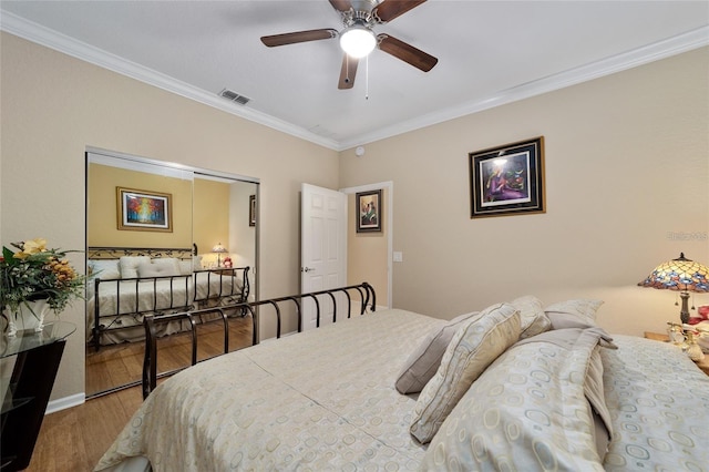 bedroom featuring hardwood / wood-style floors, ceiling fan, and crown molding