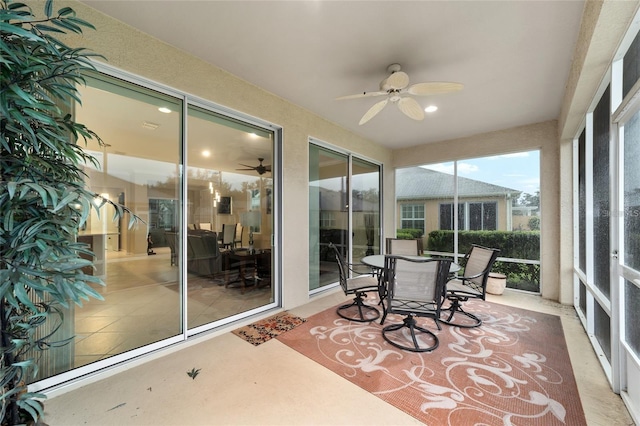 sunroom with ceiling fan