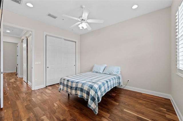 bedroom with hardwood / wood-style flooring, crown molding, a closet, and ceiling fan