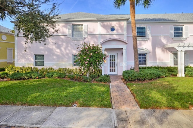 view of front facade featuring a front lawn