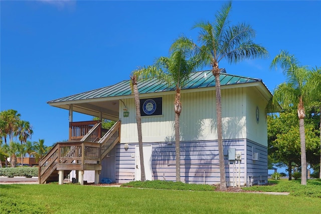 view of front facade with a front lawn