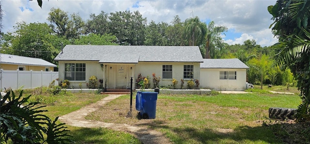 single story home featuring a front lawn