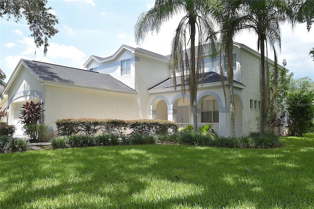 view of front facade featuring a front yard