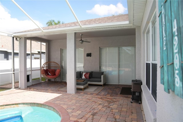 sunroom with ceiling fan