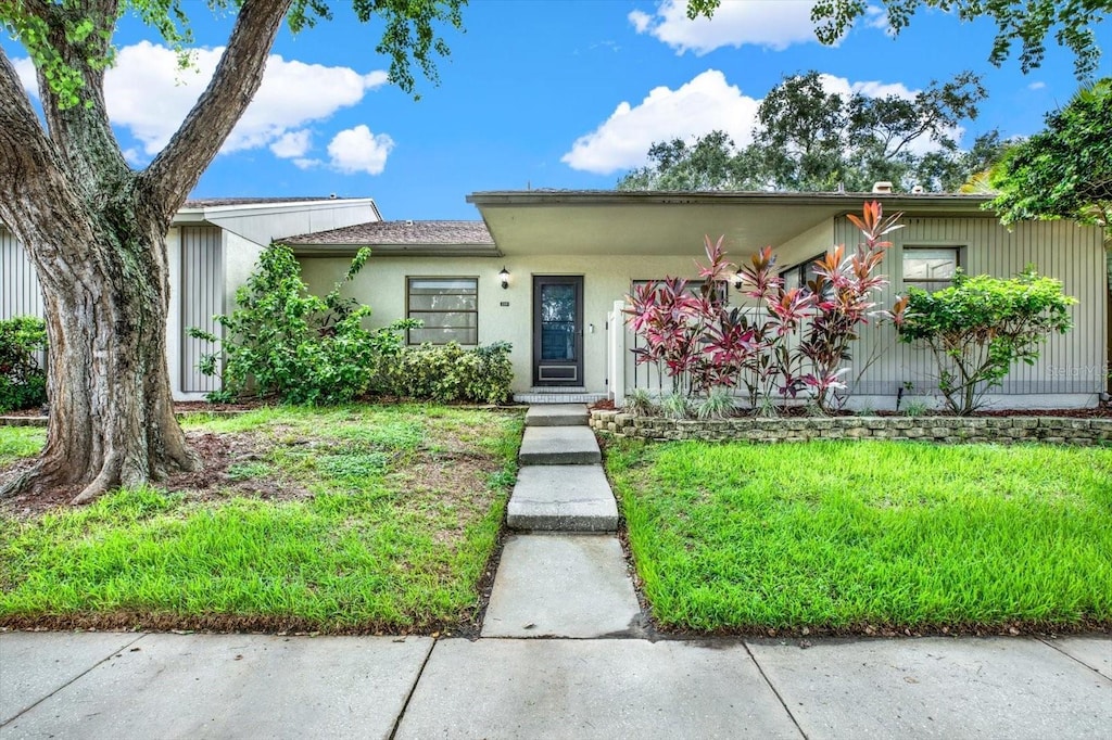 view of front of house featuring a front lawn