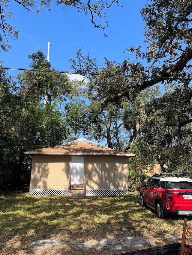 view of front facade featuring a front lawn