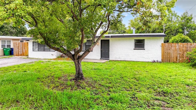 single story home featuring a front yard