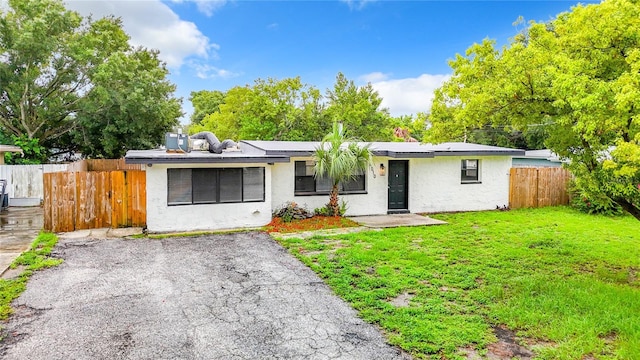 single story home with a front yard