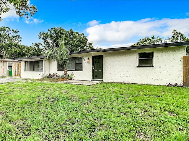 ranch-style house featuring a front lawn