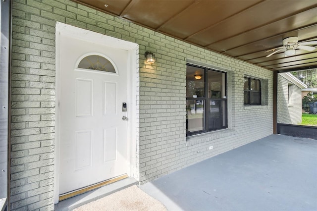 property entrance with a porch and ceiling fan