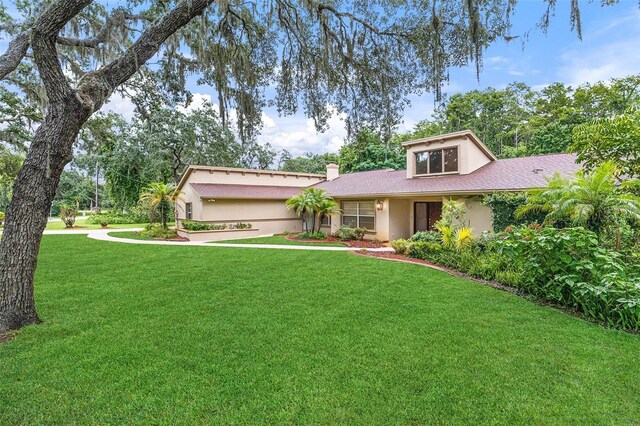 view of front of property with a front yard