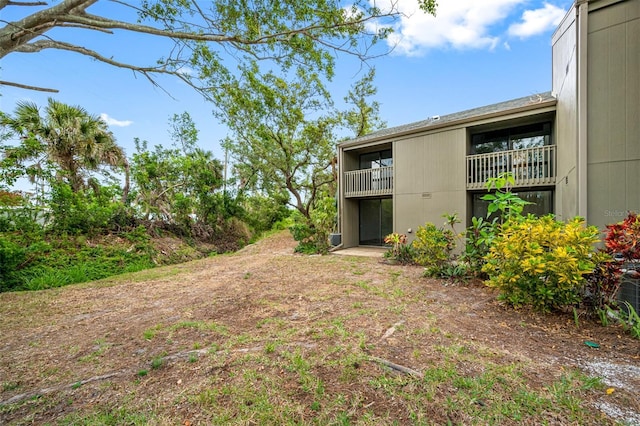 view of yard with a balcony