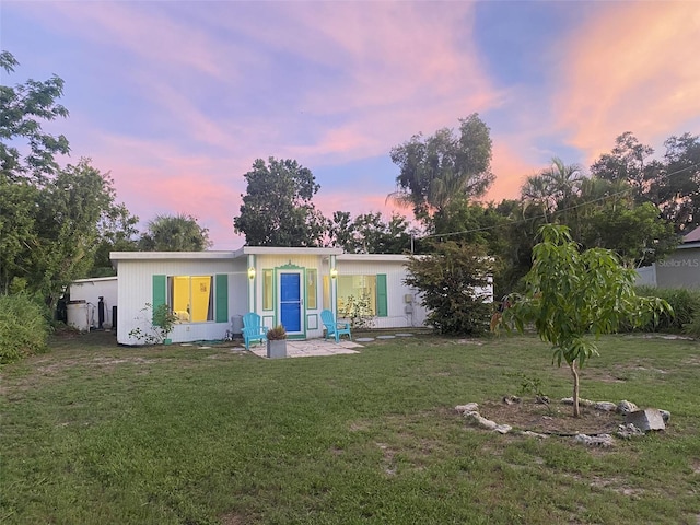 view of front of property featuring a yard