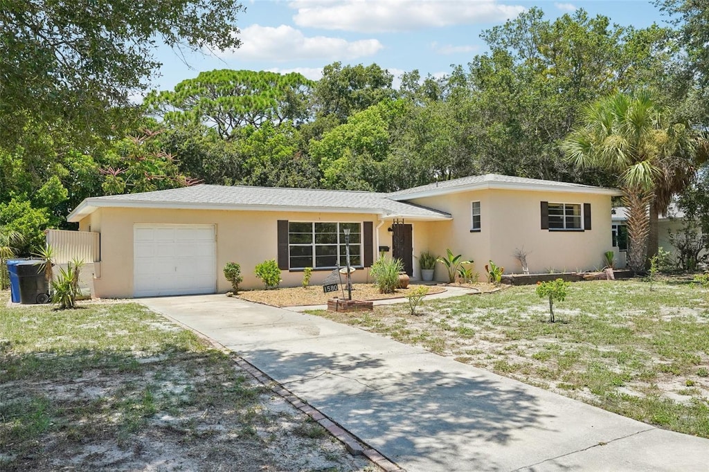 view of front facade featuring a garage and a front yard