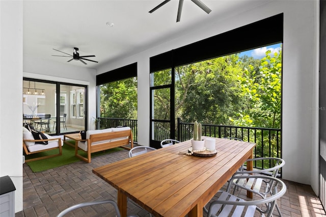 sunroom with ceiling fan