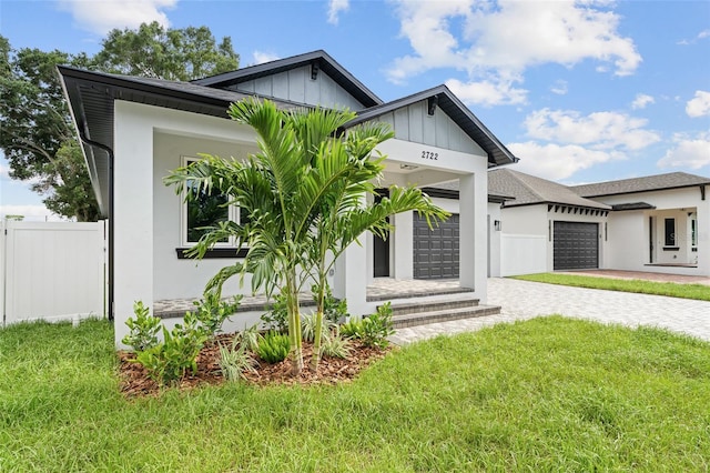 view of front facade featuring a garage and a front lawn