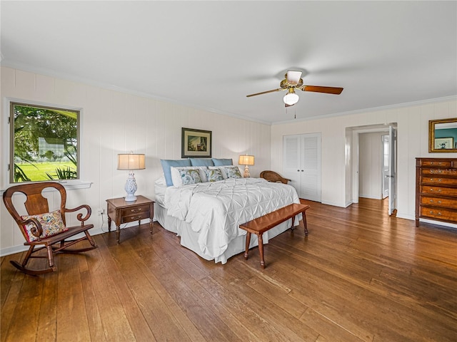 bedroom featuring ceiling fan, hardwood / wood-style floors, a closet, and crown molding