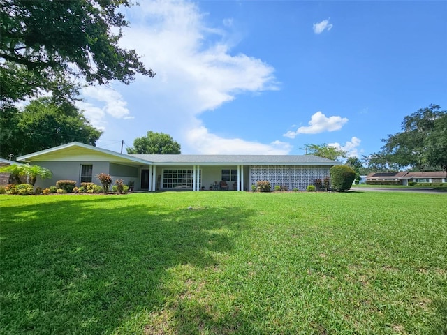 single story home with a front yard