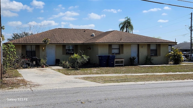 single story home with a front lawn