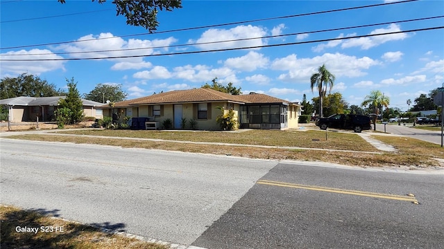 view of front of home with a front lawn