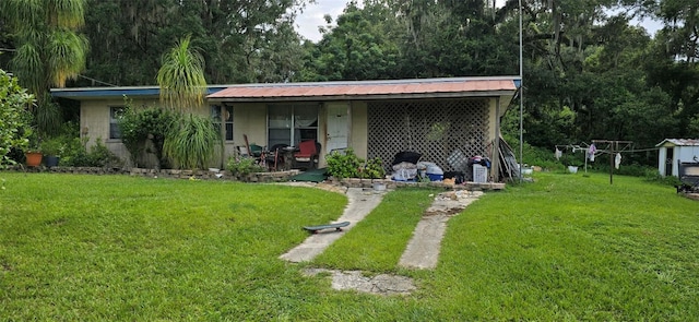 view of front facade with a front lawn