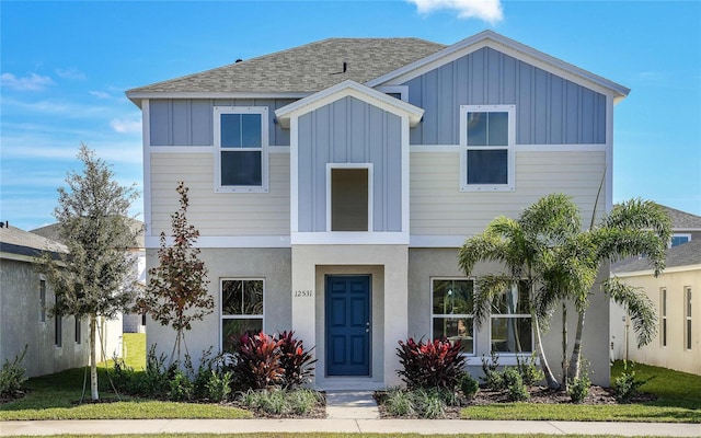 view of front of property featuring a front yard