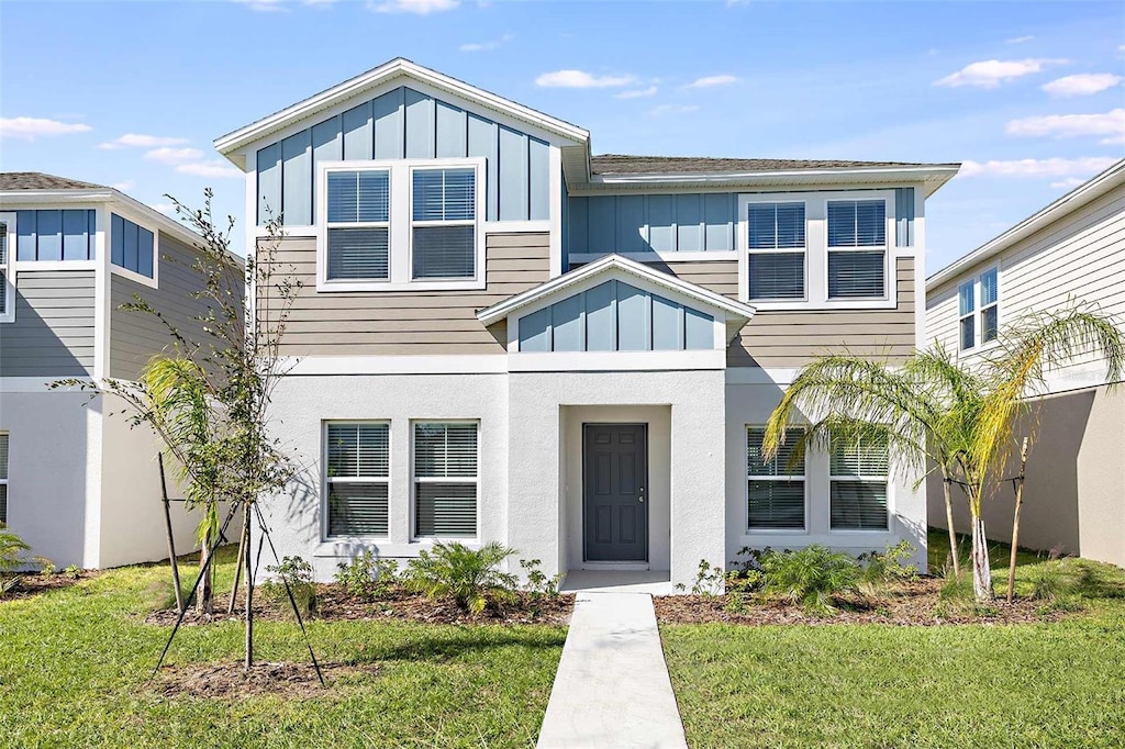 view of front of property featuring a front yard